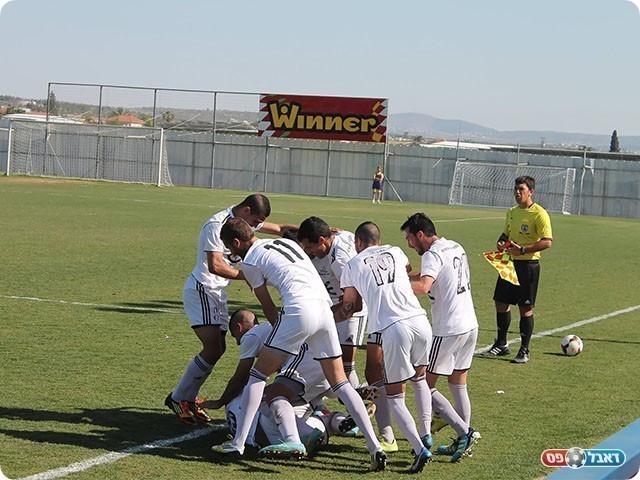 שחקני אסי חוגגים עם גילברט (חיים ג'ורנו)